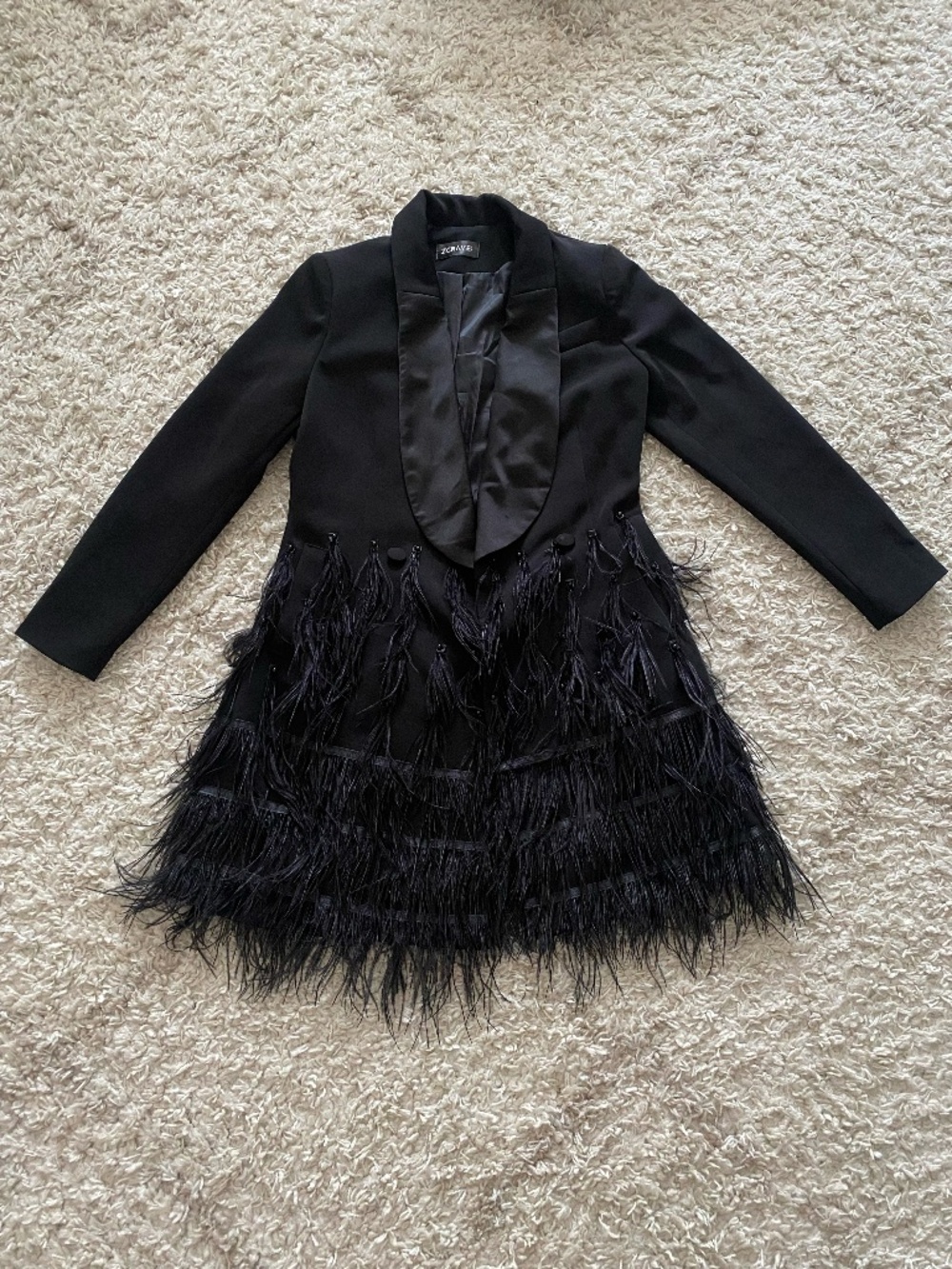 ZCRAVE Black Feather Embellished Tuxedo Blazer - Size: S